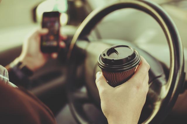 Ne bi trebalo da pijete kafu za volanom...